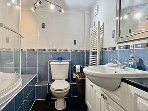 Master En-suite- click for photo gallery